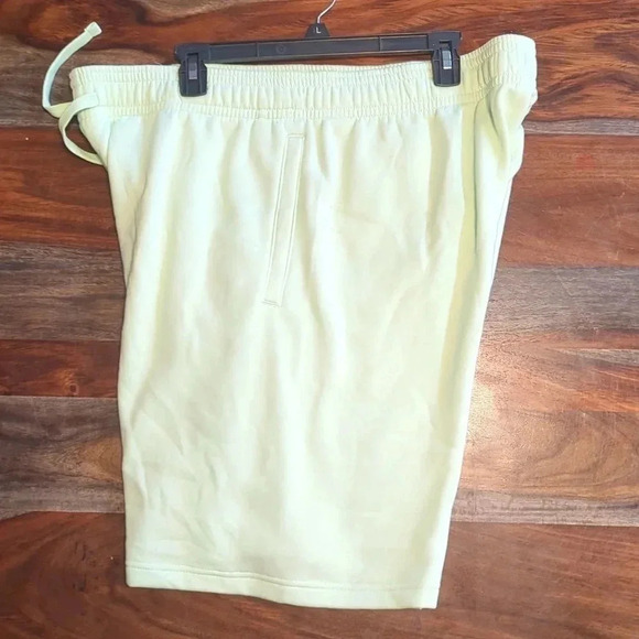 UNDER Armour men's green shorts - Picture 3 of 6